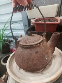 老铸铁水壶，底部英文，重4.2斤左右，壶身高12厘米，提手有可能是后配，完好！厚重！