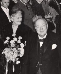 二战三巨头之一 丘吉尔 Winston Churchill 1954年于威斯敏斯特教堂80岁生日庆典 原版新闻照两张
