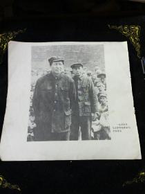 1945年毛主席和周恩来同志在延安，背面是1924年和1934年两张图片，反正面不是照片