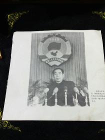 周恩来1949,年的图片在天安门城楼上参加庆祝中华人民共和国成立庆典，背面是什么？中国人民政协政治协会会议第一届全国大会，反正面不是照片
