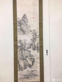 文人画家田能村竹田 艺术成熟期 手绘江南山水图 纸本立轴一件 是品为田能村竹田所画江南山水图，右上角有题：“荡然萍迹真如寄何料因缘在这里每日有风唯是西今宵见得本天意江雨茫卷江云癸巳年中元前五日居东轩于写”。从末尾可以判断此幅画为1833年竹田去世前两年的中元前所画。此时，竹田已经艺术成熟期，画风稳健，再加上两年后去世，故显此画尤为珍贵，值得珍藏。尺寸：全体46*198cm。锦缎装裱。