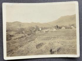 抗战时期 山东济宁山区的村落远景 原版老照片一枚（背面有1940年3月“濟寧憲兵隊”检阅章。）
