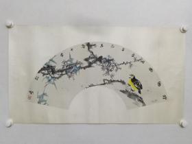 保真书画，常绍彦扇面花鸟画一幅，纸本镜心，尺寸22×72cm。常绍彦，1963年生，淄博市人，毕业于南京艺术学院美术系，中国画专业。现为国家一级美术师，中国美术家协会会员，山东省美术家协会理事，山东画院高级画师，广西师范大学客座教授。淄博市青少年宫书画院院长，淄博市花鸟画协会副主席，淄博市美协副主席，淄博市第八届、九届市政协委员。