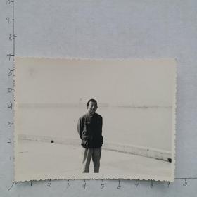 黑白照片：1981年葛洲坝留影