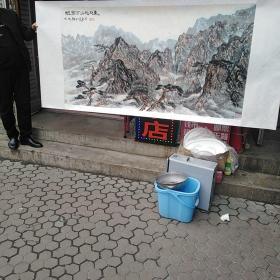 张老先生山水画 个人比较喜欢张老先生的山水画，意境深远，磅礴大气，心中才气隐忍，内张而不得发，体现在画中的意境需要深层次体会，方得其中玄妙……画来自张老先生本人，个人玩字画有几年了，见过很多人的字画，大多浅显抄袭模仿的痕迹明显，大多没有思想或者故作高深或俗艳轻浮，……张老先生以耄耋之年的笔力仍能画的这般精妙，不容易呀……尺寸六尺整张。老先生的画的都是北方的山，少水多云雾……