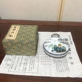 H-0349老印泥 八十年代西泠印社美丽朱砂印泥硃砂印泥 150克 五两装 山水人物纹粉彩印盒 原锦盒 ；底款：中国景德镇英文/中古品