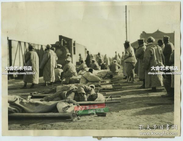 民国1930年国内军阀混战割据，在北京北平火车站的站台上有大量伤兵，可见附近有带红十字袖章的陪护军医，准备送往河南郑州的医院救治，银盐老照片