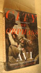 CITY OF ORPHANS  (AVI ,NEWBERY MEDAL WINNING AUTHOR,with illustrations by GREG RUTH) 《孤儿之城》 英文原版 插图本 大32开 近新