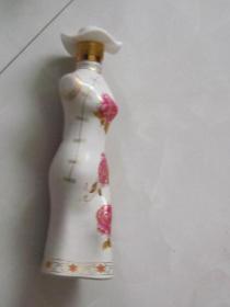 美女酒瓶（白釉旗袍美女造型）完好无磕碰，高30.5公分