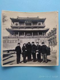 黑白老照片背景老建筑清风楼 标语:中国共产党万岁 各民族团结, 民俗老物件收藏