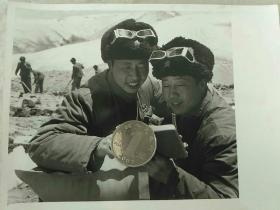 1971年驻新疆空军某部雷达站指战员学习毛泽东著作