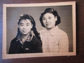 1954年两个女青年合影照片