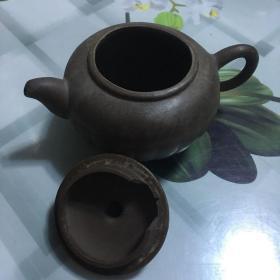 老紫砂壶，壶盖里面瑕疵。名家制作，【底款：中国宜兴】喜欢的朋友不要错过！