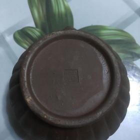 老紫砂壶，壶盖里面瑕疵。名家制作，【底款：中国宜兴】喜欢的朋友不要错过！