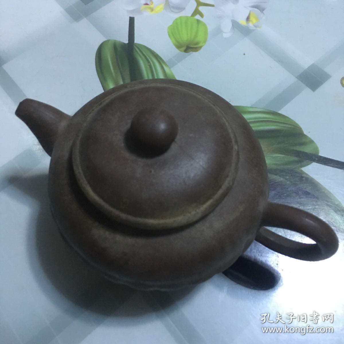 老紫砂壶，壶盖里面瑕疵。名家制作，【底款：中国宜兴】喜欢的朋友不要错过！