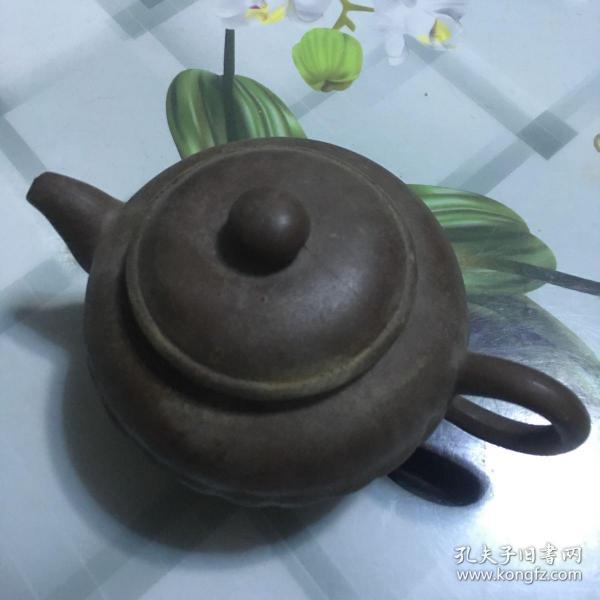 老紫砂壶，壶盖里面瑕疵。名家制作，【底款：中国宜兴】喜欢的朋友不要错过！