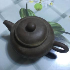 老紫砂壶，壶盖里面瑕疵。名家制作，【底款：中国宜兴】喜欢的朋友不要错过！