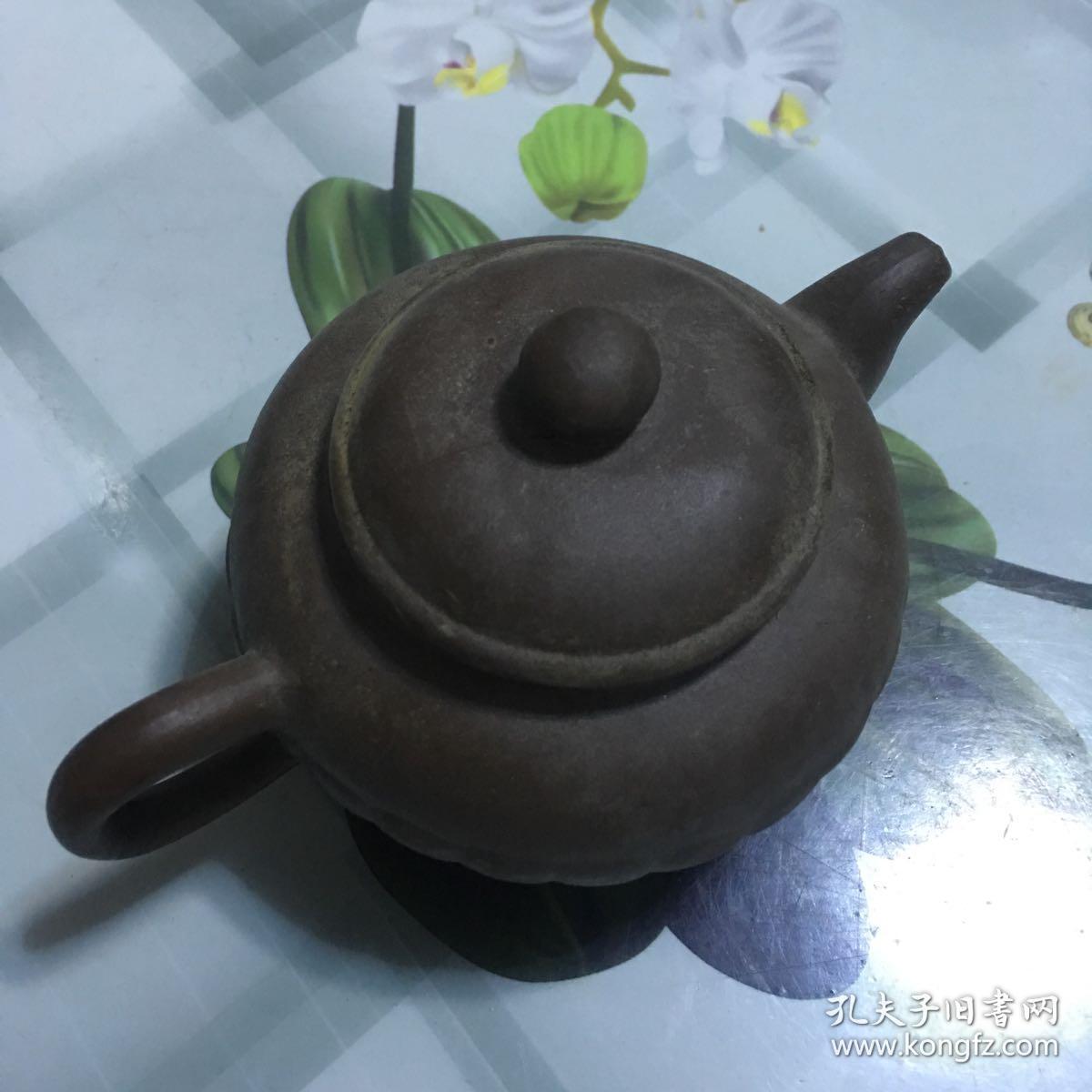 老紫砂壶，壶盖里面瑕疵。名家制作，【底款：中国宜兴】喜欢的朋友不要错过！