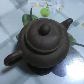 老紫砂壶，壶盖里面瑕疵。名家制作，【底款：中国宜兴】喜欢的朋友不要错过！