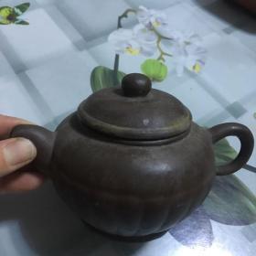 老紫砂壶，壶盖里面瑕疵。名家制作，【底款：中国宜兴】喜欢的朋友不要错过！