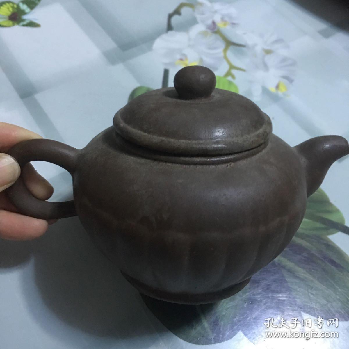 老紫砂壶，壶盖里面瑕疵。名家制作，【底款：中国宜兴】喜欢的朋友不要错过！