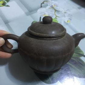 老紫砂壶，壶盖里面瑕疵。名家制作，【底款：中国宜兴】喜欢的朋友不要错过！