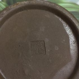 老紫砂壶，壶盖里面瑕疵。名家制作，【底款：中国宜兴】喜欢的朋友不要错过！