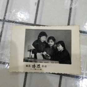 三美女学习毛选照片