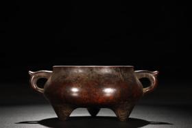 精铸铜胎鋬耳炉
【规格】高8.5cm 口径13.2cm 腹径15.4cm 重2公斤
【款识】行素斋制
【详述】
        此炉精铜为材范铸而成，入手厚重，阔口平沿，外侈内敛，过渡缓和，束颈扁腹，微微下垂，三乳足其势内敛，增添沉稳端庄之姿，肩腹部对饰鋬耳，圆润舒畅，环扣有力，耳上有翘角，为标准的压经炉造型。整器包浆沉润，宝光内蕴，线条流畅，丰而不腴，古意盎然，隽永典雅