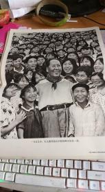 2039、1959年毛主席同韶山学校的师生们在一起，《伟大领袖毛主席永远活在我们心中》22-60