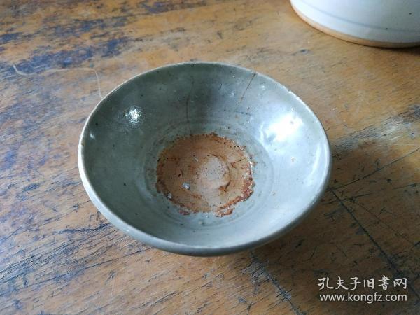 元墓出土青瓷茶盏，全品无损。厚胎丰釉刻花，手可盈握，土壕级。