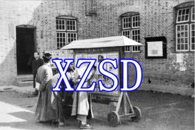 四川成都学生阅读战争新闻，大约1945年（翻拍)
