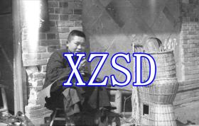 四川成都一个年轻的鞋匠，大约1945年（翻拍)