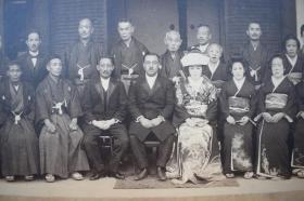 日本民俗结婚照老照片【日本东京日比谷巴写真馆摄制。一枚。镶硬纸板。超大尺寸。尺寸：38*32cm。照片尺寸：26.7*21.2cm。老照片。品佳。】