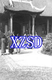 四川成都行政大楼前的学生，大约1945年（翻拍)