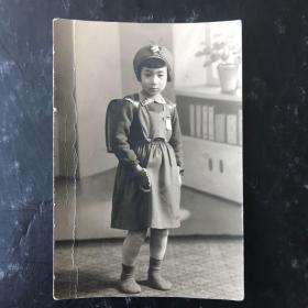 日本老照片，穿制服背书包准备上学的小朋友，背后有铅笔日文，尺寸7*11cm，包老包真，欢迎咨询。