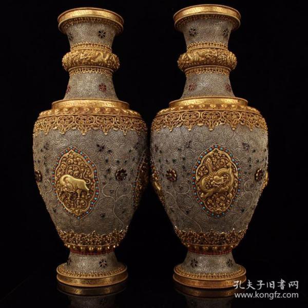 尼‌泊尔‎收回‌流老‌宫廷御‎用纯手‎工顶级​工匠打‌造​掐银‌丝镶嵌‎天​然宝‎石鎏​金花‎瓶一对​      一‎个​重5600克   高62厘‎米‌  宽‌15厘‌米     一对​35000元