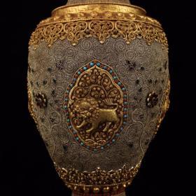 尼‌泊尔‎收回‌流老‌宫廷御‎用纯手‎工顶级​工匠打‌造​掐银‌丝镶嵌‎天​然宝‎石鎏​金花‎瓶一对​      一‎个​重5600克   高62厘‎米‌  宽‌15厘‌米     一对​35000元