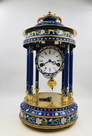 回流景泰蓝缠枝花纹六柱宝顶型座钟
整体高45厘米，直径23.5厘米
鎏金部分有磨痕和印记，品相如图，其余全品，可以正常使用。