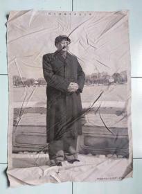 时期毛主席像大型挂像丝织品 主席在北戴河雪景里向右全身像 杭州东方红丝织厂