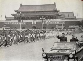 人民中国（日文）（1966-1976期间）（北京大学教育革命特辑，庐山风景区专题，含附录金日成访问中国）封面中央民族学院少数民族大学生，周树桥油画《欢迎知识青年来农村》社会推荐上大学，法家人物诸葛亮，范曾插图，顾炳鑫贺友直连环画《孔子罪恶的一生》胜利油田，3252钻井队，塔吉克族，北京人民机器厂职工学理论，遵义会议旧址，秦文美国画，高虹油画，傅植桂油画，北京自然博物馆恐龙展览等，罗汉果，浩然小说