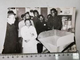 1960年，邓小平参观粮食机械展览照片，1980年左右的冲洗件