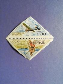外国邮票 刚果邮票 1961年 三角型邮票 飞机人物 雕刻版 2枚（无邮戳新票)