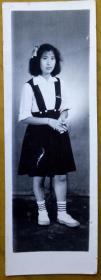 【老照片】穿背带裤服装的美女全身照。1958年，有背题。