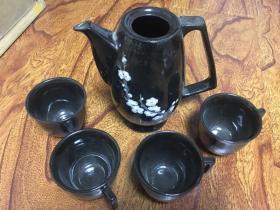黑釉梅花茶壶 四个茶杯 缺壶盖