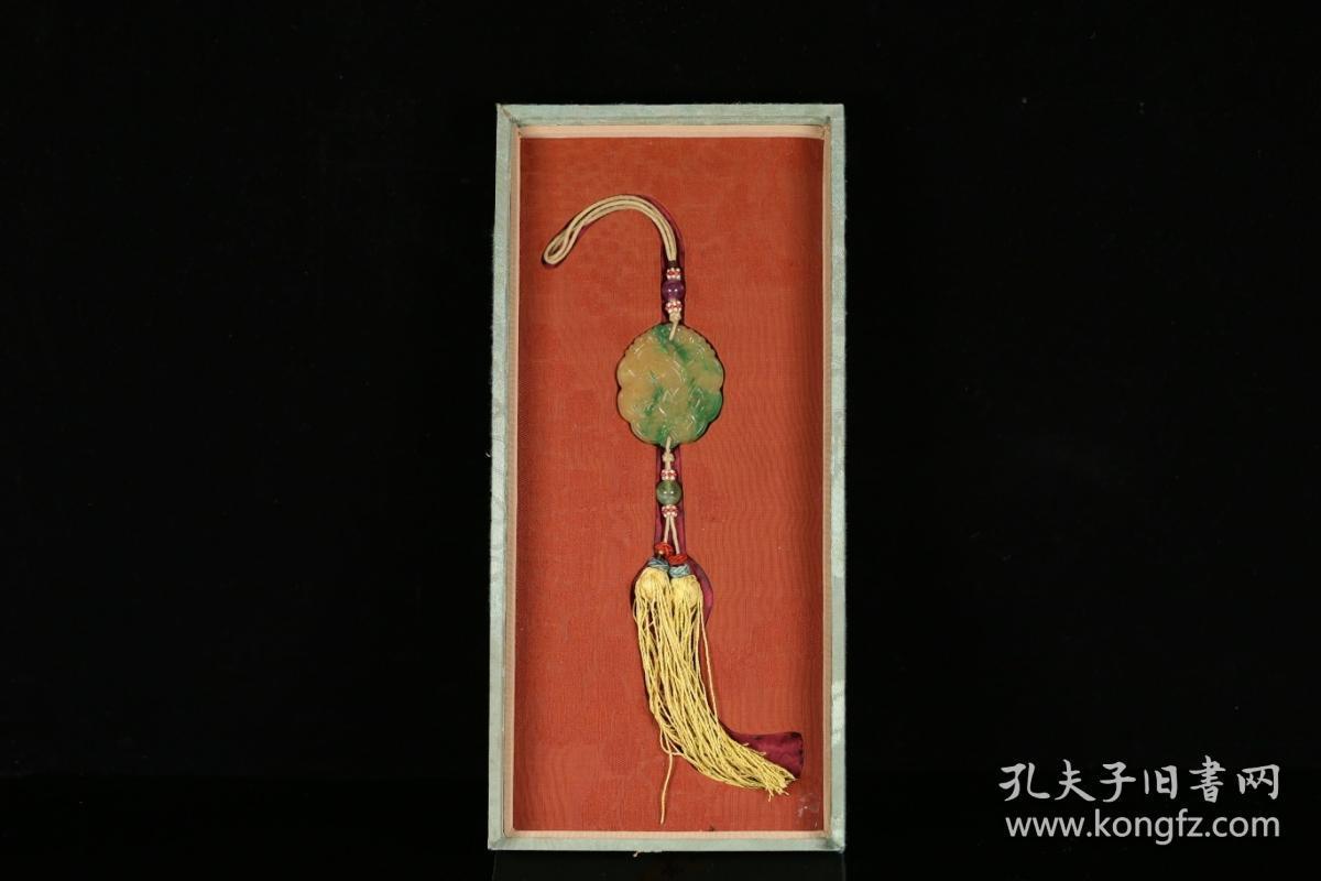 翡翠一路连科挂牌，以翡翠为材，方形制，牌面雕鹭鸟与莲花纹，寓意吉祥，配碧玺配珠，老穗子，纹饰生动清晰。整体作工精致，翠色透润，细部生动，勾勒清晰，接应有序，老布盒装藏，适宜收藏佩戴。尺寸：5.5*4.7*0.7cm，重50g