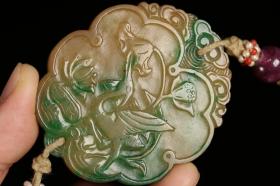 翡翠一路连科挂牌，以翡翠为材，方形制，牌面雕鹭鸟与莲花纹，寓意吉祥，配碧玺配珠，老穗子，纹饰生动清晰。整体作工精致，翠色透润，细部生动，勾勒清晰，接应有序，老布盒装藏，适宜收藏佩戴。尺寸：5.5*4.7*0.7cm，重50g