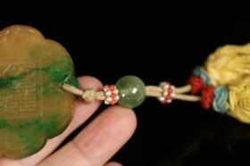 翡翠一路连科挂牌，以翡翠为材，方形制，牌面雕鹭鸟与莲花纹，寓意吉祥，配碧玺配珠，老穗子，纹饰生动清晰。整体作工精致，翠色透润，细部生动，勾勒清晰，接应有序，老布盒装藏，适宜收藏佩戴。尺寸：5.5*4.7*0.7cm，重50g