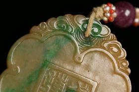 翡翠一路连科挂牌，以翡翠为材，方形制，牌面雕鹭鸟与莲花纹，寓意吉祥，配碧玺配珠，老穗子，纹饰生动清晰。整体作工精致，翠色透润，细部生动，勾勒清晰，接应有序，老布盒装藏，适宜收藏佩戴。尺寸：5.5*4.7*0.7cm，重50g