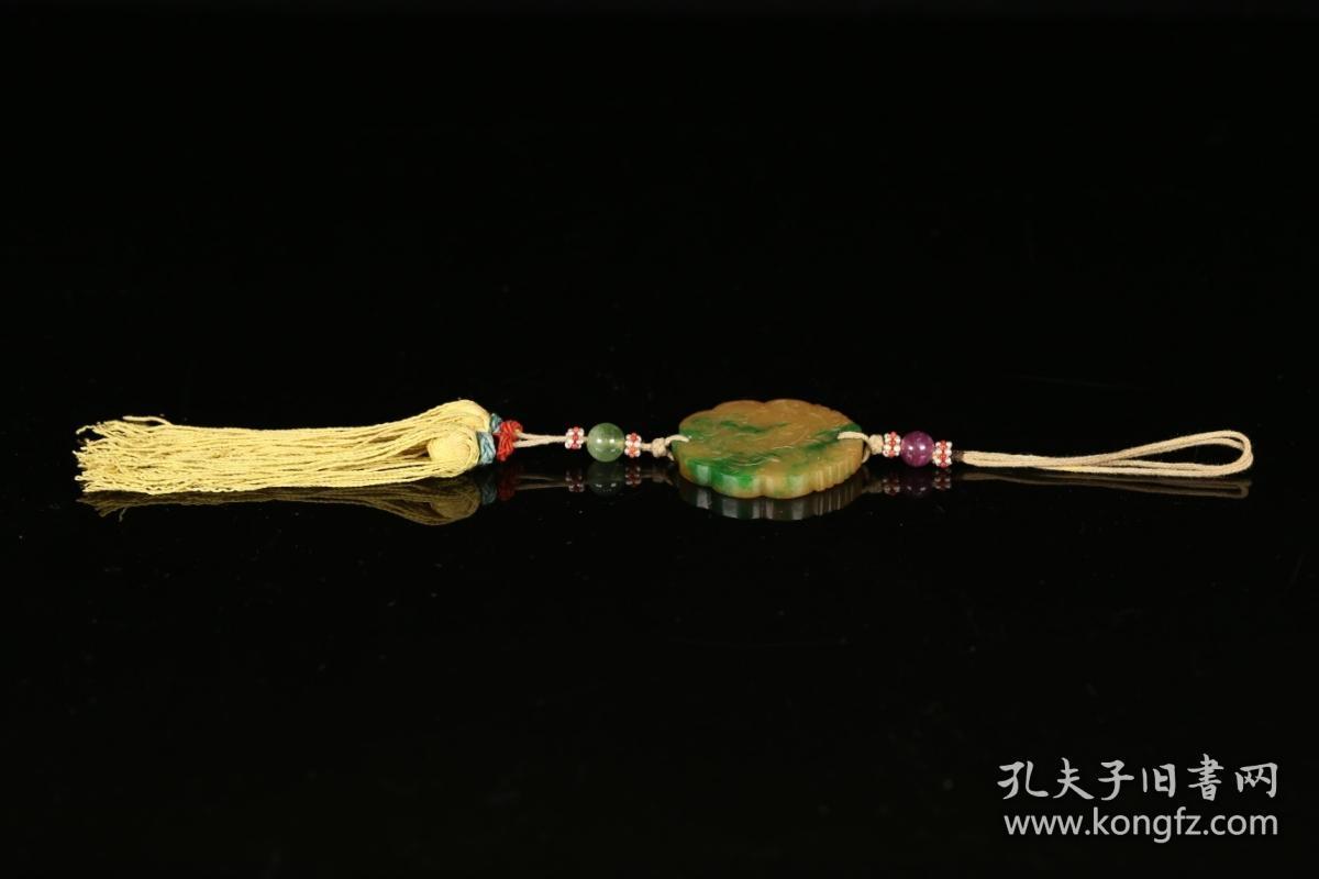 翡翠一路连科挂牌，以翡翠为材，方形制，牌面雕鹭鸟与莲花纹，寓意吉祥，配碧玺配珠，老穗子，纹饰生动清晰。整体作工精致，翠色透润，细部生动，勾勒清晰，接应有序，老布盒装藏，适宜收藏佩戴。尺寸：5.5*4.7*0.7cm，重50g